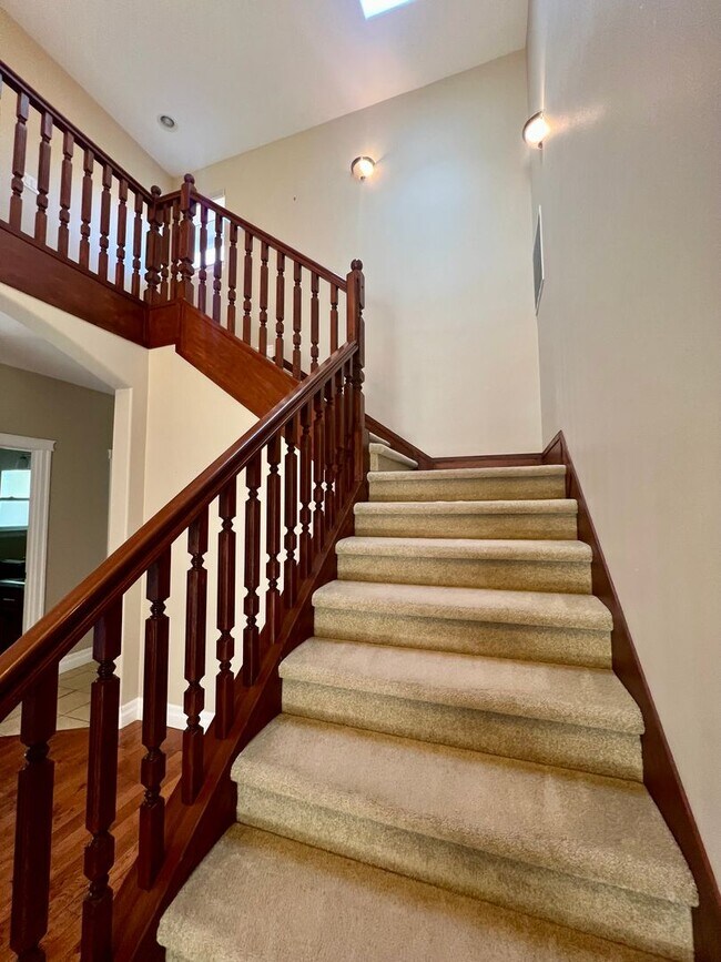 Building Photo - Beautiful 3 Bedroom in Private Community!