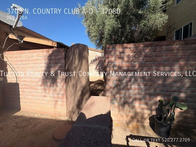 Building Photo - 3708 N Country Club Rd