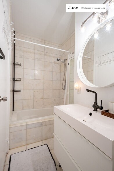 Building Photo - Room in Shared 3 bed/1 bath home