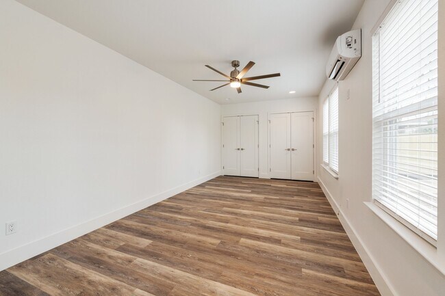 Building Photo - 2018 Remodeled 3 bed / 2 bath - wood / tile floors, fenced yard. Hyde Park / Downtown