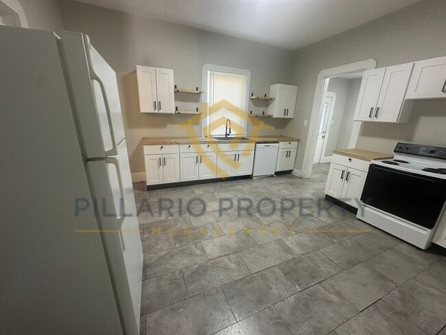 Building Photo - Charming 2-Bedroom Home with Modern Finish...
