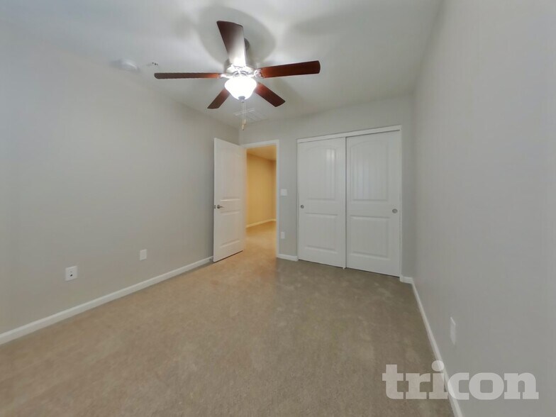 Building Photo - 12546 W Hummingbird Terrace