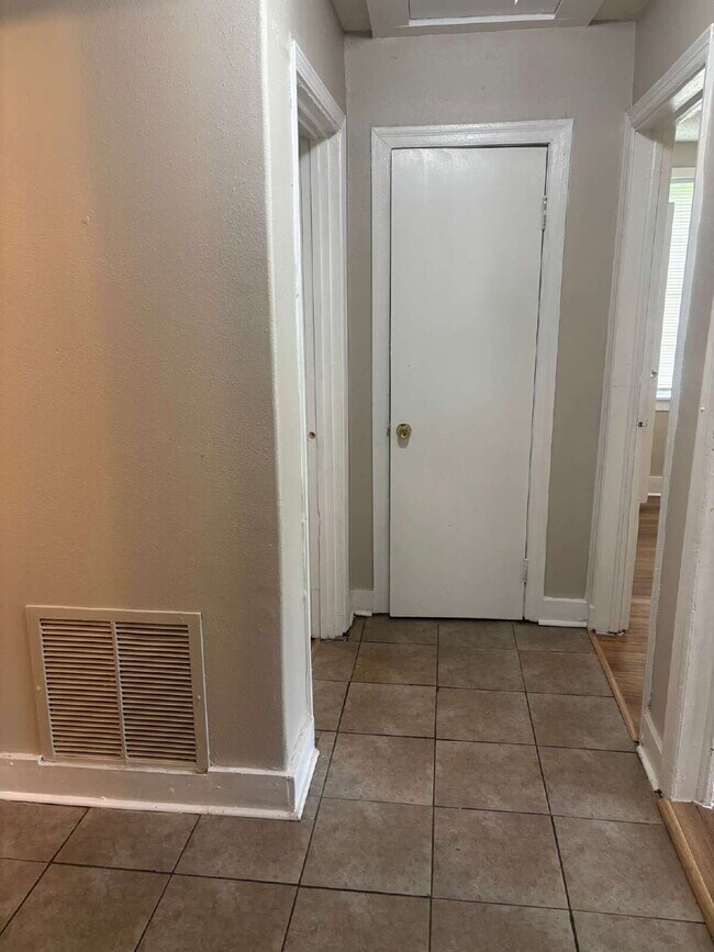 Building Photo - Charming 3 Bed/1 Bath Available Now