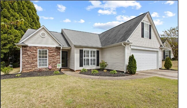 Building Photo - Spacious 3/2 Available Now!