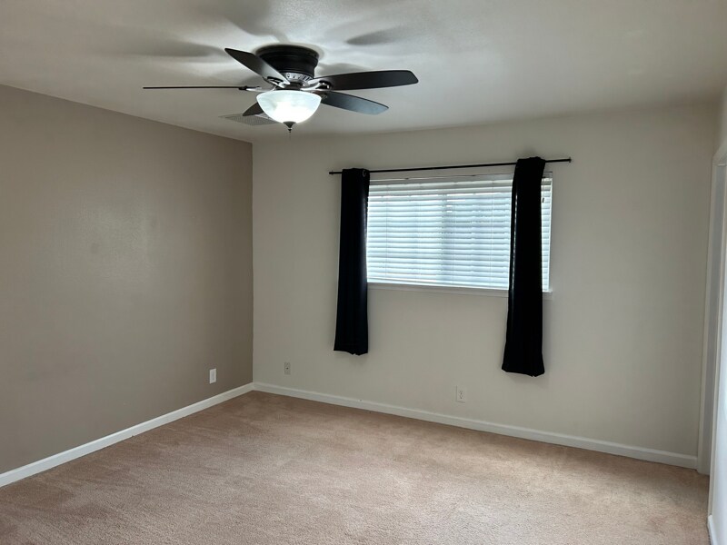 Building Photo - 705 W Graaf Ave