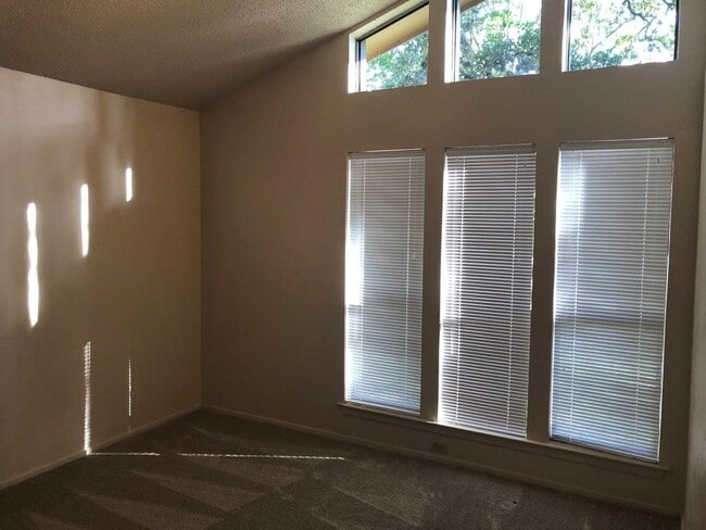 Building Photo - 10502 Doering Ln