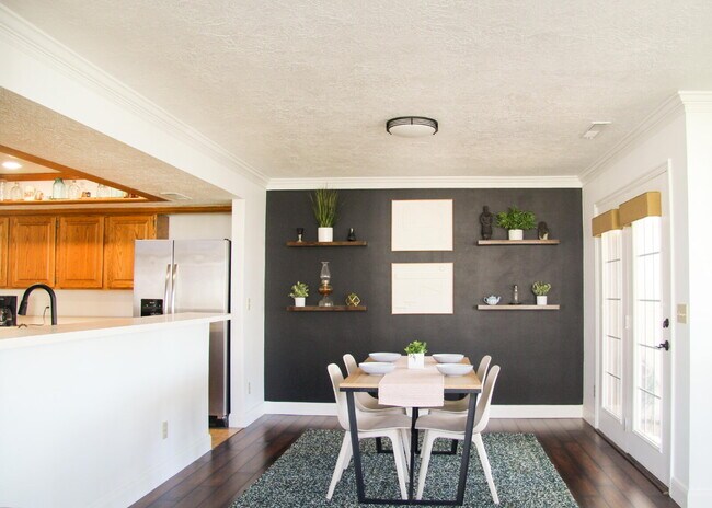 Building Photo - Spacious 4-Bed, 3-Bath Townhouse Retreat i...