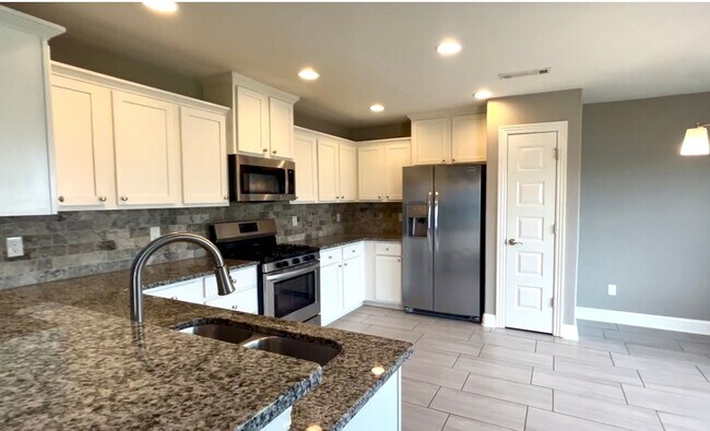 Building Photo - Gorgeous Home with Vaulted Ceilings and La...