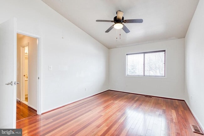 Building Photo - 8008 Valley Manor Rd