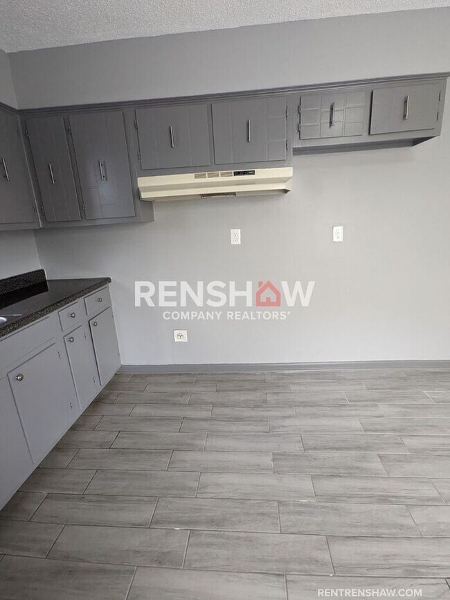 Building Photo - COMPLETELY RENOVATED 4 Bedroom / 1.5 bath ...