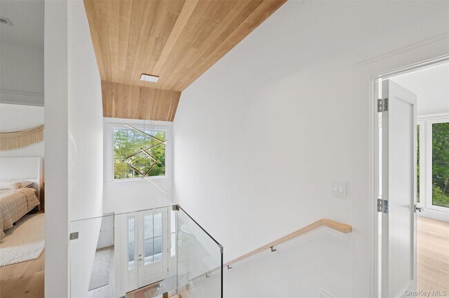 Building Photo - 28 Canoe Place Rd