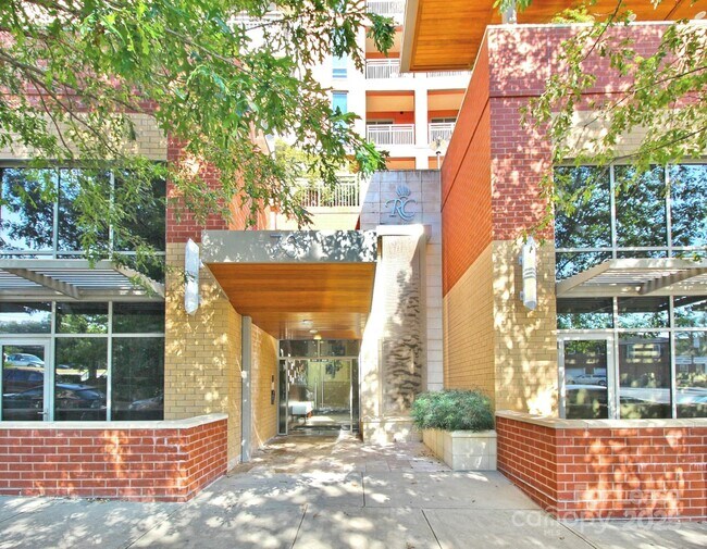 Building Photo - 701 Royal Ct