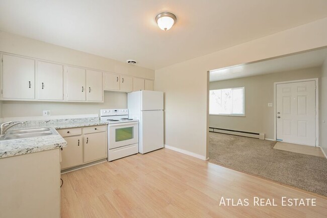 Building Photo - 2 bedroom 1 bath near light rail! Off Stre...