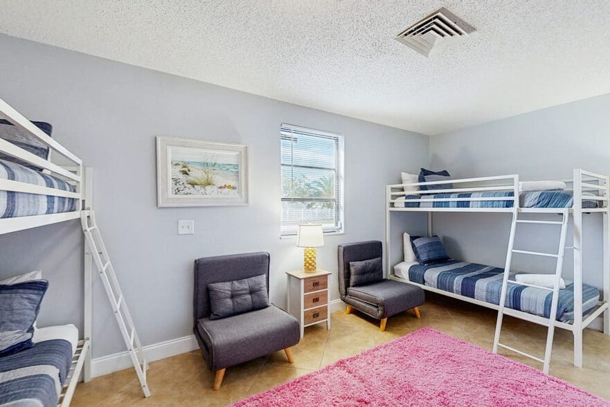 Building Photo - 252 Gladiolus St