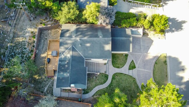 Building Photo - 751 Toyon Dr