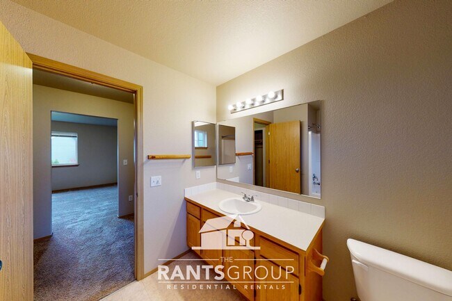 Building Photo - Great Location! Easy JBLM Commute!