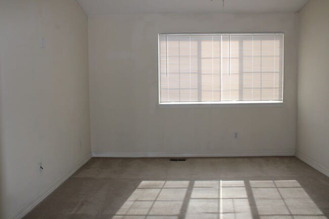 Building Photo - Stunning Modern 2 Bedroom Condo