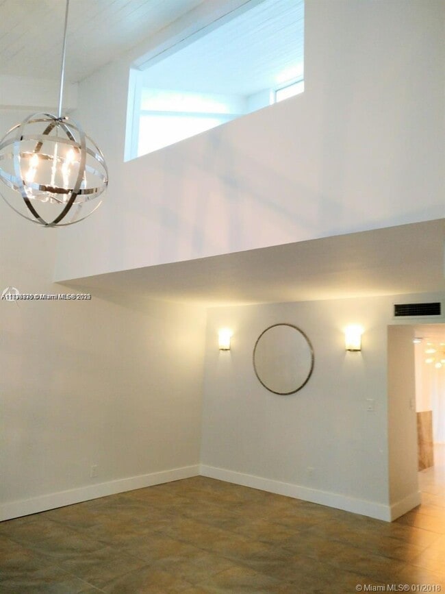 Building Photo - 589 N University Dr
