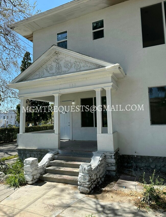 Building Photo - 555 N La Cadena Dr