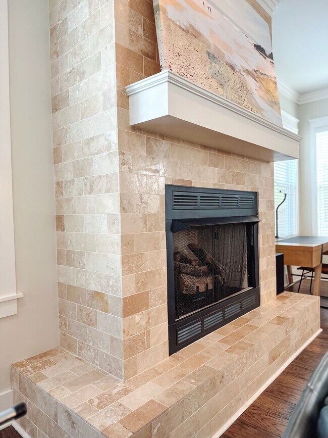 Building Photo - New, exclusive 3200 sq ft 4 bedroom/3.5bat...
