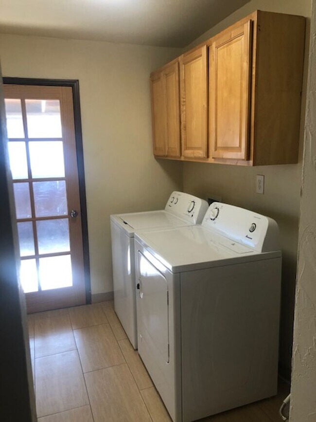 Building Photo - Mid town newly updated home!