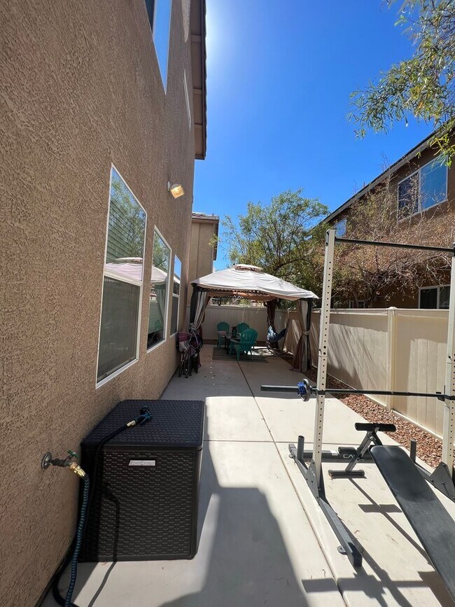 Building Photo - ABSOLUTELY AMAZING! Large 4 bedroom 2 stor...