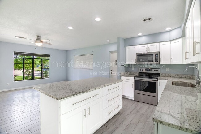 Building Photo - 1868 Lake Spier Dr