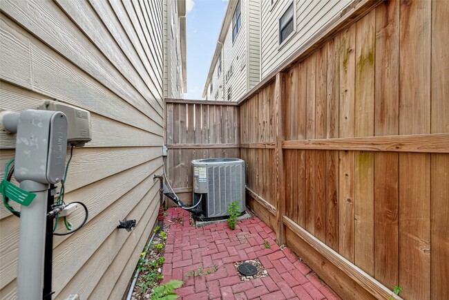 Building Photo - 2710 Hullsmith Dr
