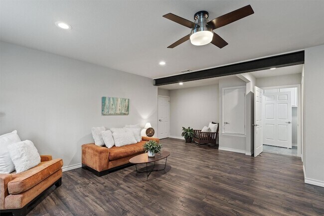 Building Photo - 504 Lakeshore Cir