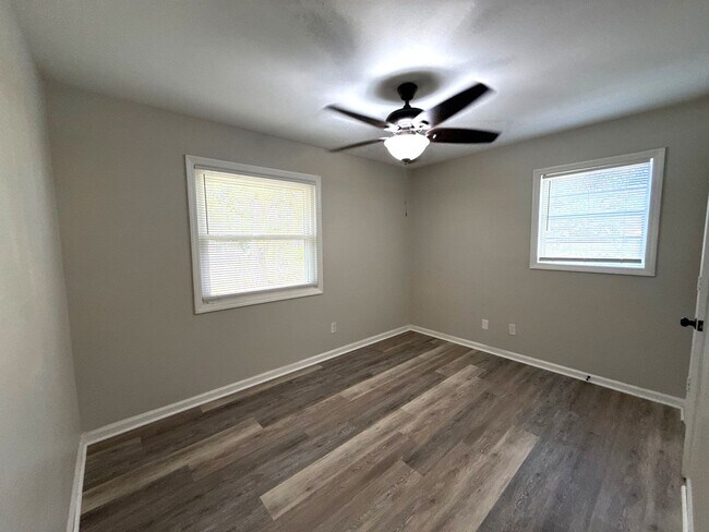 Building Photo - 710 Greenbriar Dr