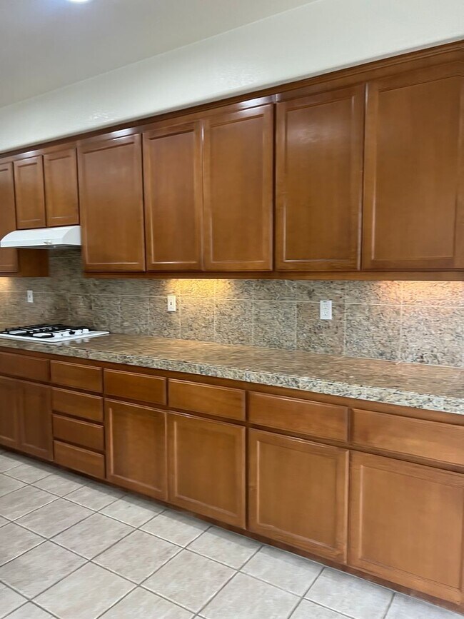 Building Photo - Large 4 Bedroom House