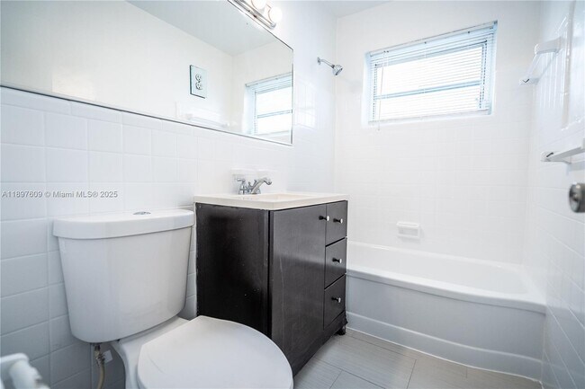 Building Photo - 7829 Carlyle Ave