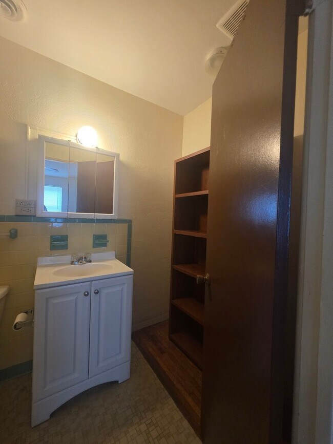 Building Photo - 3 bedroom 2 Bath Single Family Home