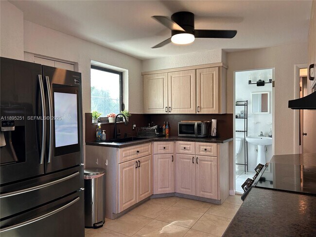 Building Photo - 1534 Monroe St