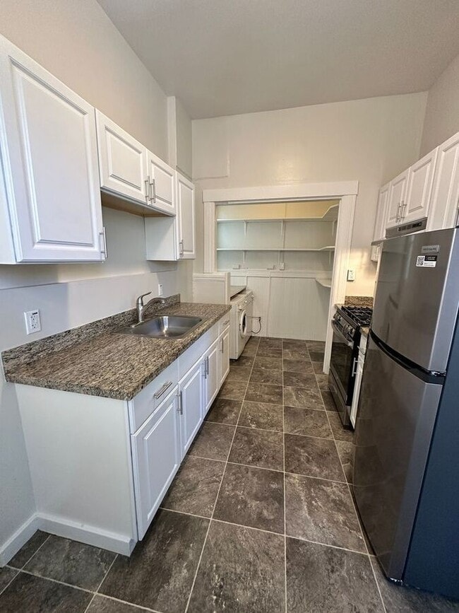 Building Photo - 2108 Hayes St