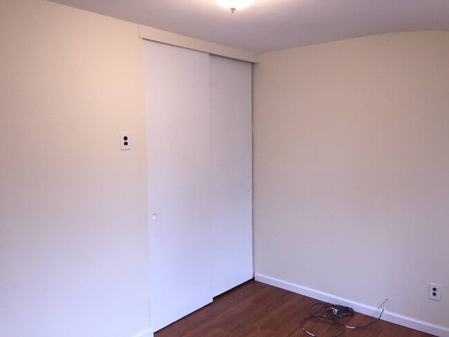 Building Photo - 68 University Heights Dr