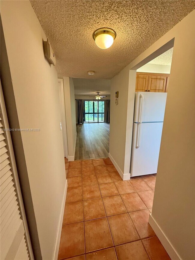 Building Photo - 3864 Carambola Cir N