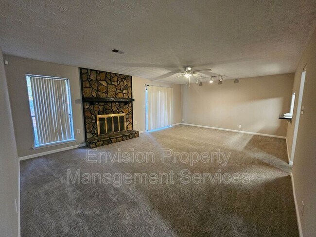 Building Photo - 2987 Medina Dr
