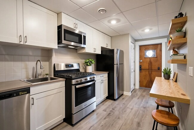 Building Photo - Historic Style, Modern Comforts, Prime Location