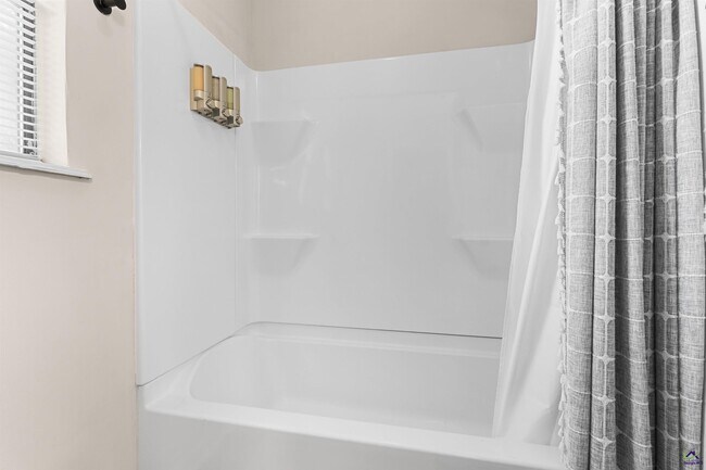 Building Photo - 1100 Kenwood Dr