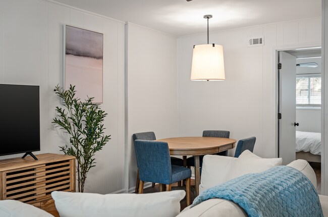 Building Photo - 8 Grove St