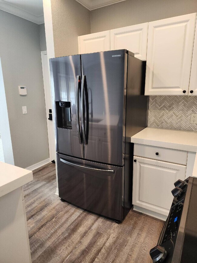 Building Photo - 402 S Willow Ave