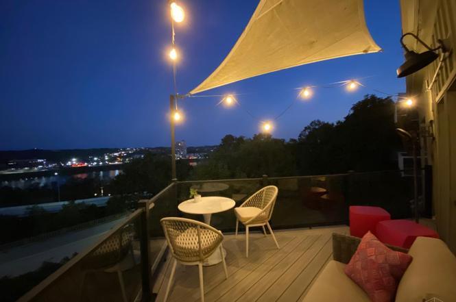 Main Balcony - 1005 Hill St