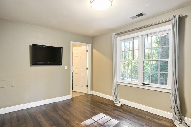 Building Photo - 4878 Long Island Dr NE