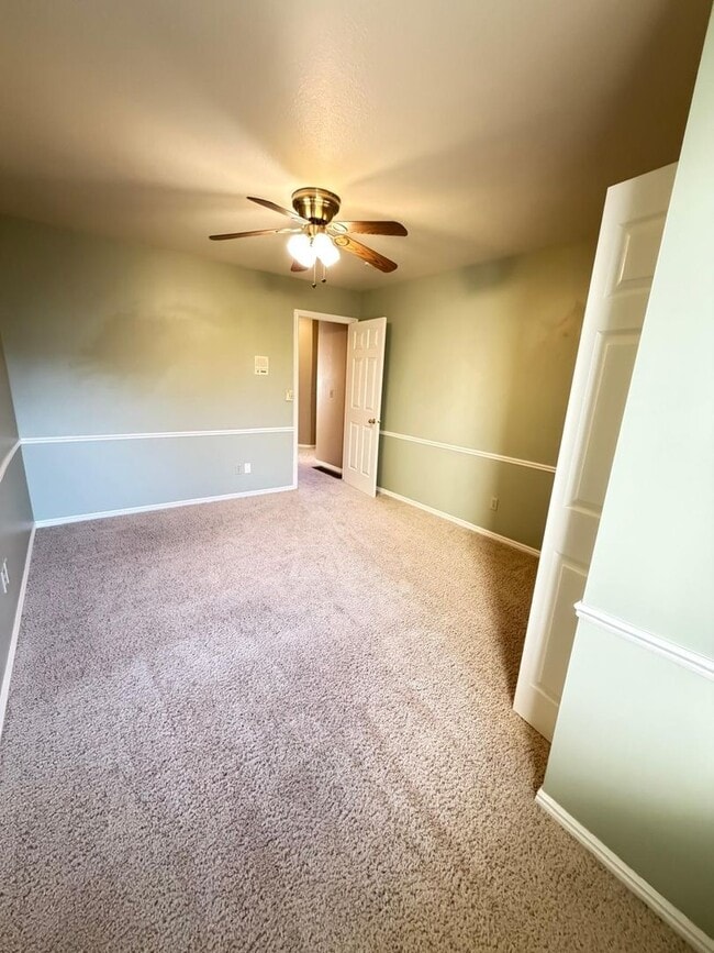 Building Photo - 2298 E Oak Leaf Way