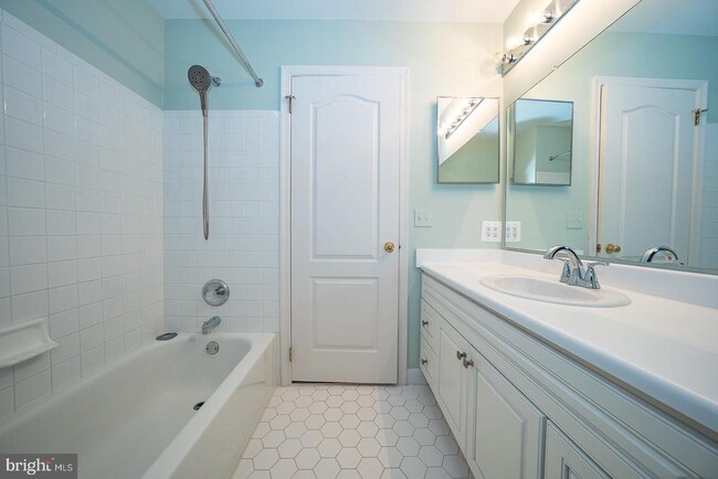 Building Photo - 234 Lookout Pl