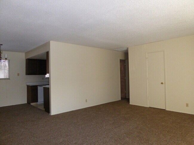 Building Photo - 2 Bedroom Duplex in East Glenn