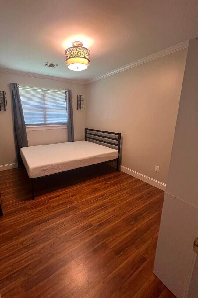 Building Photo - 5400 Montegut Dr