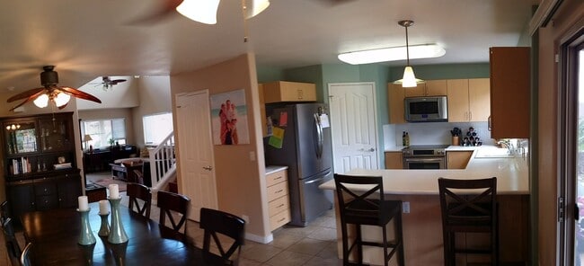 Building Photo - Solar Electric! Exquisite Executive home, beautifully upgraded, pet friendly, and more!