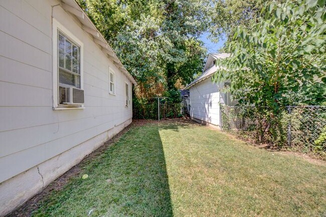 Building Photo - Tulsa 2-Bedroom Home | Walk to TU + Fenced...